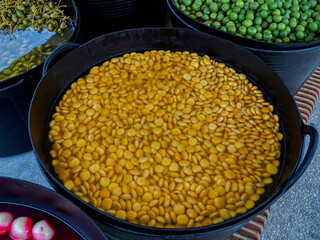 comida,frutas y vegetales en mercadillo callejero