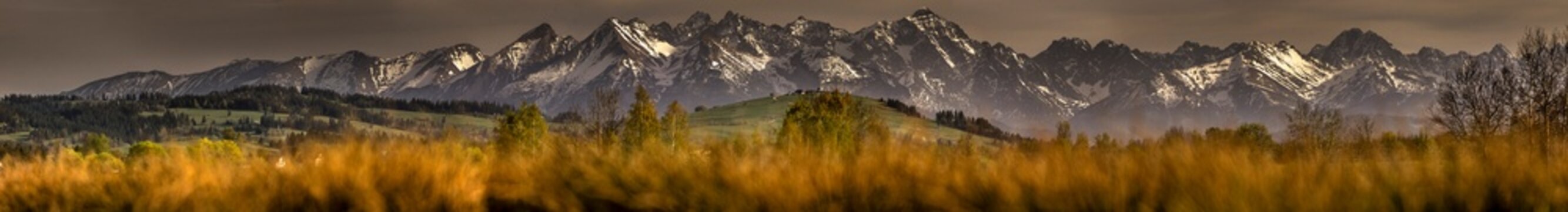 Panorama Polskich g&oacute;r skalistych . Łańcuch g&oacute;rski nad polami i łąkami. Dzika natura . Ośnieżone g&oacute;ry  i lato
