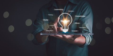 Online education course or e-learning technology Concept.Man show light bulb on virtual screen...