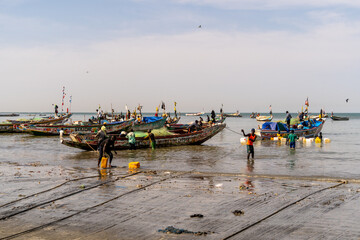 widok na wybrzeże w Afryce, tradycyjny targ rybny, rybacy w tradycyjnym miejscu sprzedaży ryb    © ckukis