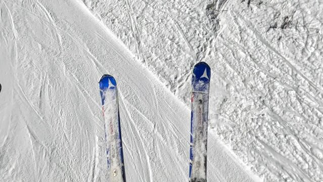Grabe con cámara lenta y no me esperaba esta toma esquiando en la funivia, y un esquiador pasa por debajo.