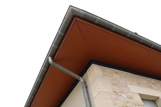 Gouttière aluminium gris sur la façade de la maison, descentes rondes et sous-face en panneau composite aluminium