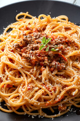 Piatto di deliziosi spaghetti con ragù alla bolognese, pasta italiana, cibo europeo  - 781463091