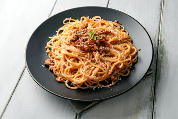 Piatto di deliziosi spaghetti con ragù alla bolognese, pasta italiana, cibo europeo 
