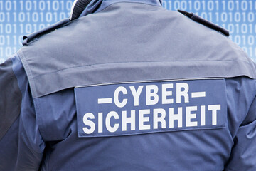 Cyber Sicherheit, Überwachung, Mann in Uniform