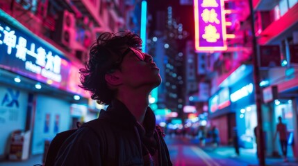 Obraz premium A solitary figure stands enveloped in the nocturnal glow of urban lights, their contemplative gaze lifted upwards, reflecting the dreams and mysteries of city life at night.