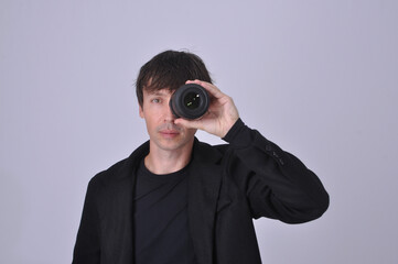 homem de negócios fotógrafo  masculino  segurando lentes fotográficas 