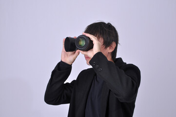 homem de neg&oacute;cios fot&oacute;grafo  masculino  segurando lentes fotogr&aacute;ficas 