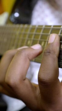 Primerissimo plano mano tocando guitarra electrica