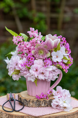 romantischer Blumenstrauß in Pink  mit Lenzrose, Tulpe, Hyazinthen, Bergenie und Blüten Japanischer Säulenkirsche - obrazy, fototapety, plakaty