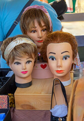 Female mannequins heads used to present fashion accessories sold on flea market - 781546603