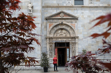 Side entrance of cathedral of Como, Italy - obrazy, fototapety, plakaty