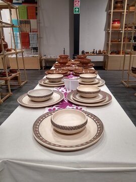 Mesa puesta para comida en familia, con vajilla de Talavera mexicana 
