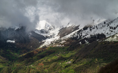 Village de montagne dans les Pyrénées ariégeoises dans le sud-ouest de la France
