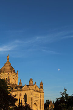 basilique de lisieux de cot&eacute; au crepuscule