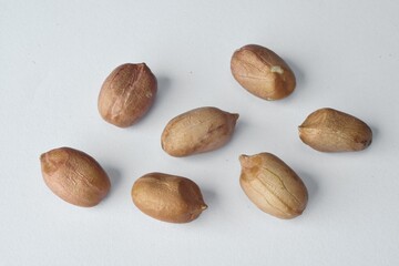 Grãos de amendoim em fundo branco