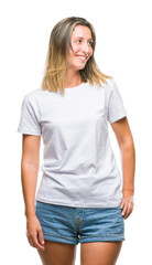 Obraz premium Young beautiful woman over isolated background looking away to side with smile on face, natural expression. Laughing confident.