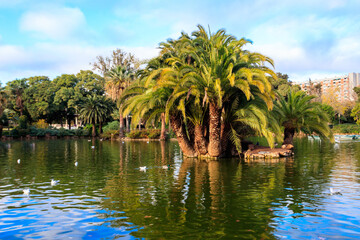 Obraz premium Lake in Ciutadella park in Barcelona, Spain