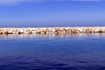 Sbarramento artificiale in mezzo al mare creata con grandi sassi