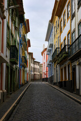Rua urbana da cidade de Angra do Heróismo na Ilha Terceira nos Açores 