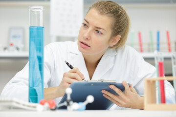 a woman working in lab - obrazy, fototapety, plakaty