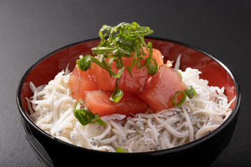 まぐろしらす丼　（静岡県産　きはだまぐろ）