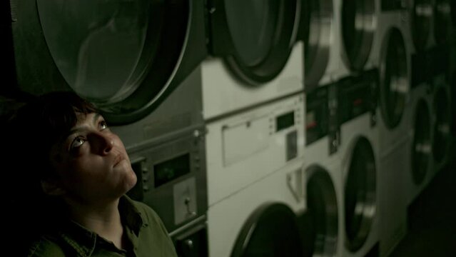 Abatimiento en la lavandería: Retrato de tristeza y soledad.