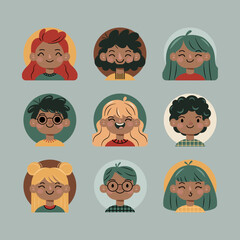 Portrety ludzi. Różne twarze i fryzury. Zabawne postacie. Awatar, urocze komiksowe buzie. Ręcznie rysowane ilustracje wektorowe. - 781709898