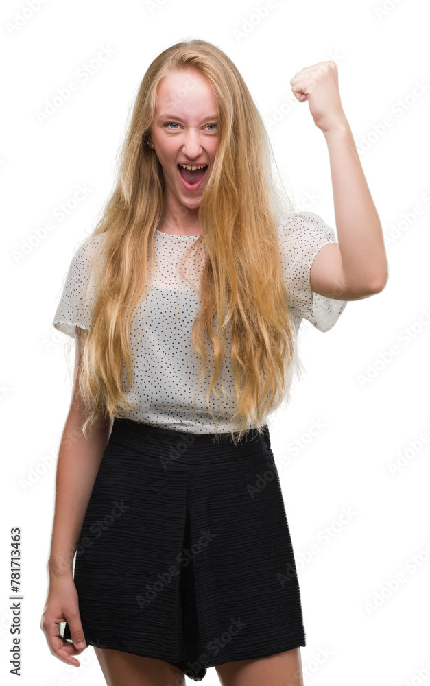 Poster Blonde teenager woman wearing moles shirt angry and mad raising fist frustrated and furious while shouting with anger. Rage and aggressive concept.