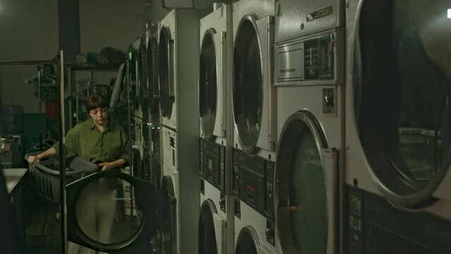 Angustia sin amanecer: Mujer abrumada en la lavander&iacute;a.
