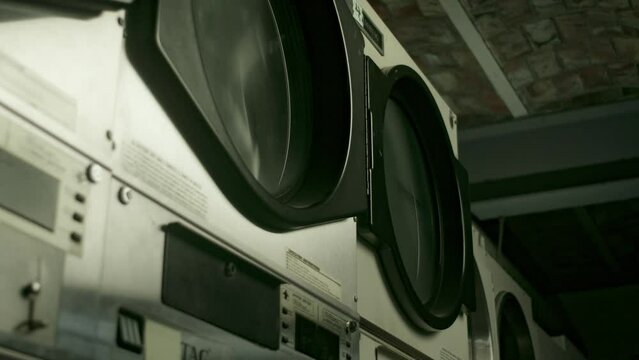 Secadora funcionando en una lavander&iacute;a sola. Escena dram&aacute;tica.