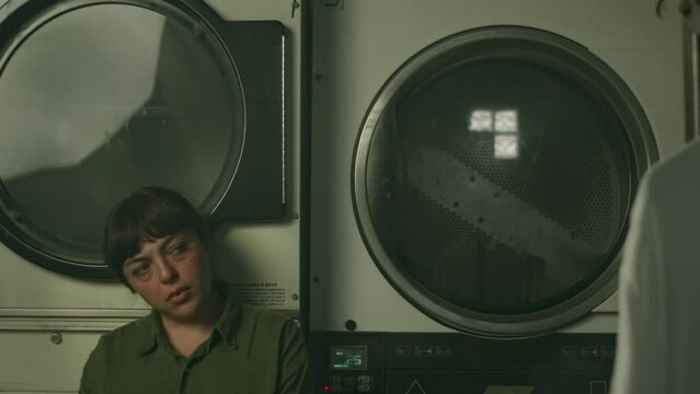 Cansancio al anochecer: Retrato de tristeza en la lavandería.