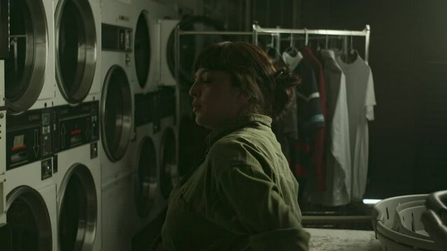 Silueta de una mujer cansada: Drama en la lavandería al atardecer.