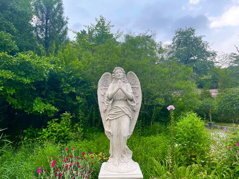 기도하는 천사 동상