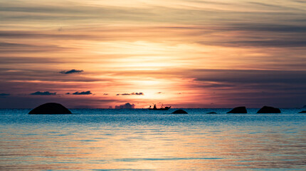 romantischer Sonnenuntergang in Thailand mit einem Fischerboot - obrazy, fototapety, plakaty