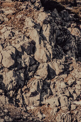 ごつごつした岩の絶壁の表面。