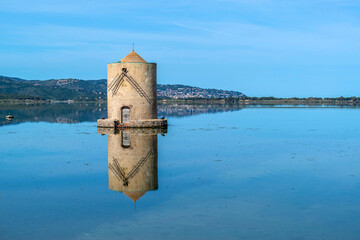 Vieux moulin entouré par une lagune