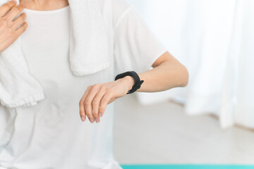 スマートウォッチを観ている若い女性　スポーツイメージ