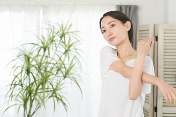 ストレッチをする若い女性　ビューティーイメージ
