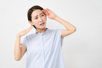 半袖ブラウスの若い女性