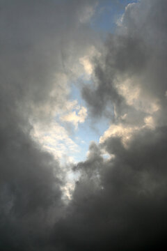 Dunkle Wolken mit Loch zum Licht