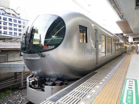 発車を待つ西武特急ちちぶ。2024年4月、東京都豊島区の池袋駅にて撮影。