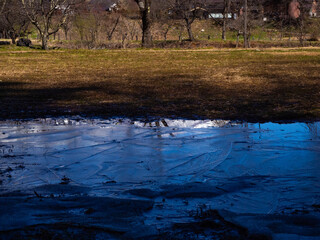 凍った水たまり