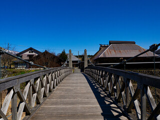 Obraz premium 青空と吊り橋 長野県白馬村 大出公園