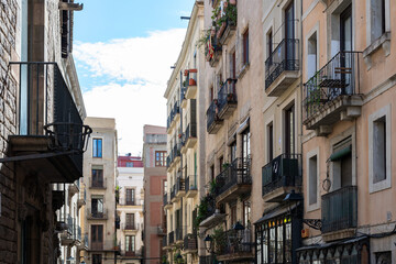 Obraz premium Barcelona, Spain: typical street and house facades in old town (span.: barri gotic)