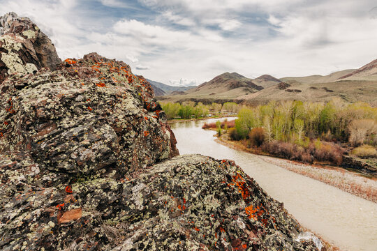 River scene with rocky cliffs in Challis, Idaho