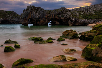 La playa de Cuevas del Mar, en el concejo de Llanes es una playa que se considera un paisaje protegido, desde el punto de vista ambiental.