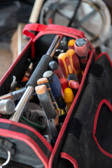 Caisse à outils portable contenant de l'équipement utilisés
