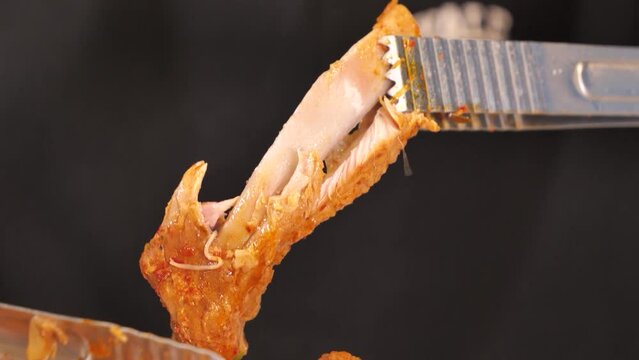 가마솥 묵은지 등갈비찜의 등갈비 살코기를 부드러운 김치를 찢어 함께 싸먹는 모습
