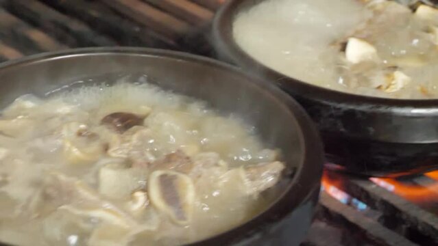 뚝배기에 담긴 갈비에 진한 육수와 인삼가루를 넣어 팔팔 끓이는 건강 갈비탕